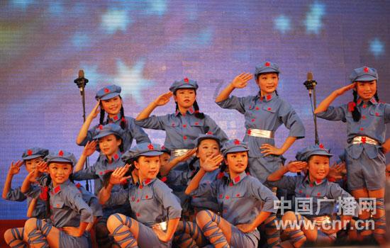 浪浪全身被洒柏油连医生都束手无策，他们不放弃决定自己动手洗